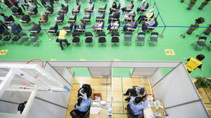 16일 오전, 서울 노원구민체육센터에 마련된 백신접종센터에서 백신 접종이 진행되고 있는 모습 (사진=연합뉴스)