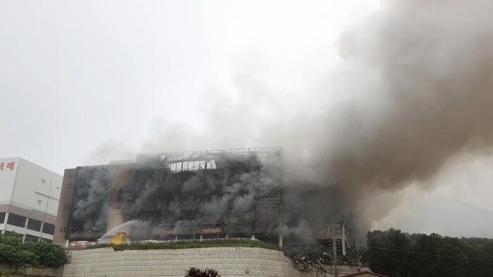 메인이미지  1 : 18일 오전 경기도 이천시 마장면 쿠팡 덕평물류센터에서 발생한 화재로 연기가 자욱하다.