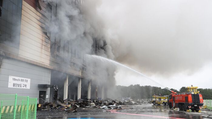 메인이미지  4 : 화재 현장에서 소방관들이 진화작업을 하고 있다.