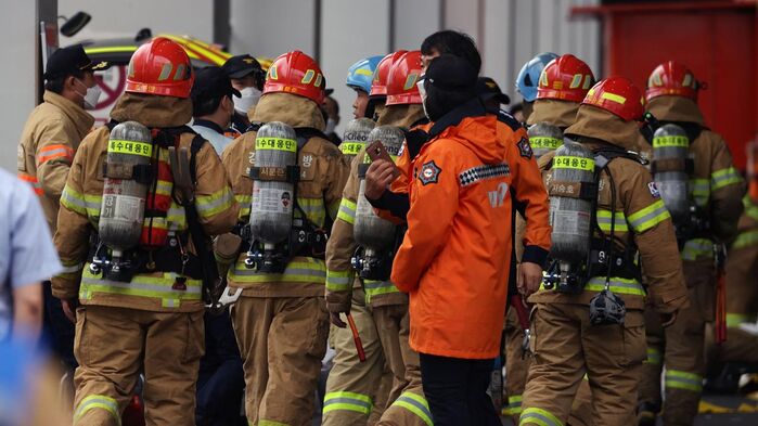 메인이미지  6 : 소방관들이 화재 진압을 마치고 잠시 휴식하기 위해 이동하고 있다.