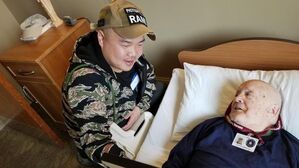 참전용사에게 사진 액자를 선물하는 라미 현 (사진=라미 현 작가 제공, 연합뉴스)
