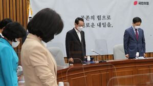 6&middot;25 맞아 원내대책회의에서 묵념하는 김기현 국민의힘 원내대표(가장 오른쪽)