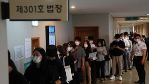 오거돈 전 부산시장 강제추행치상 혐의 선고공판에 줄 선 방청객들
