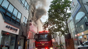 울산 상가 화재 진압하는 소방 (사진=울산소방본부 제공, 연합뉴스)