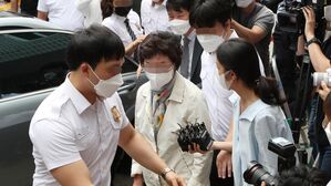 법정 출석하는 윤석열 전 검찰총장 장모 최 모 씨