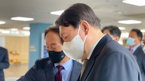 김영삼 대통령 기념관 방문한 윤석열 전 검찰총장 (사진=윤석열 전 검찰총장 측 제공, 연합뉴스)