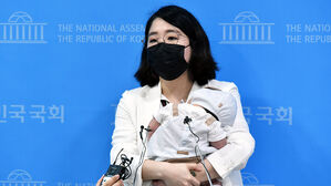 아기와 등원한 기본소득당 용혜인 의원