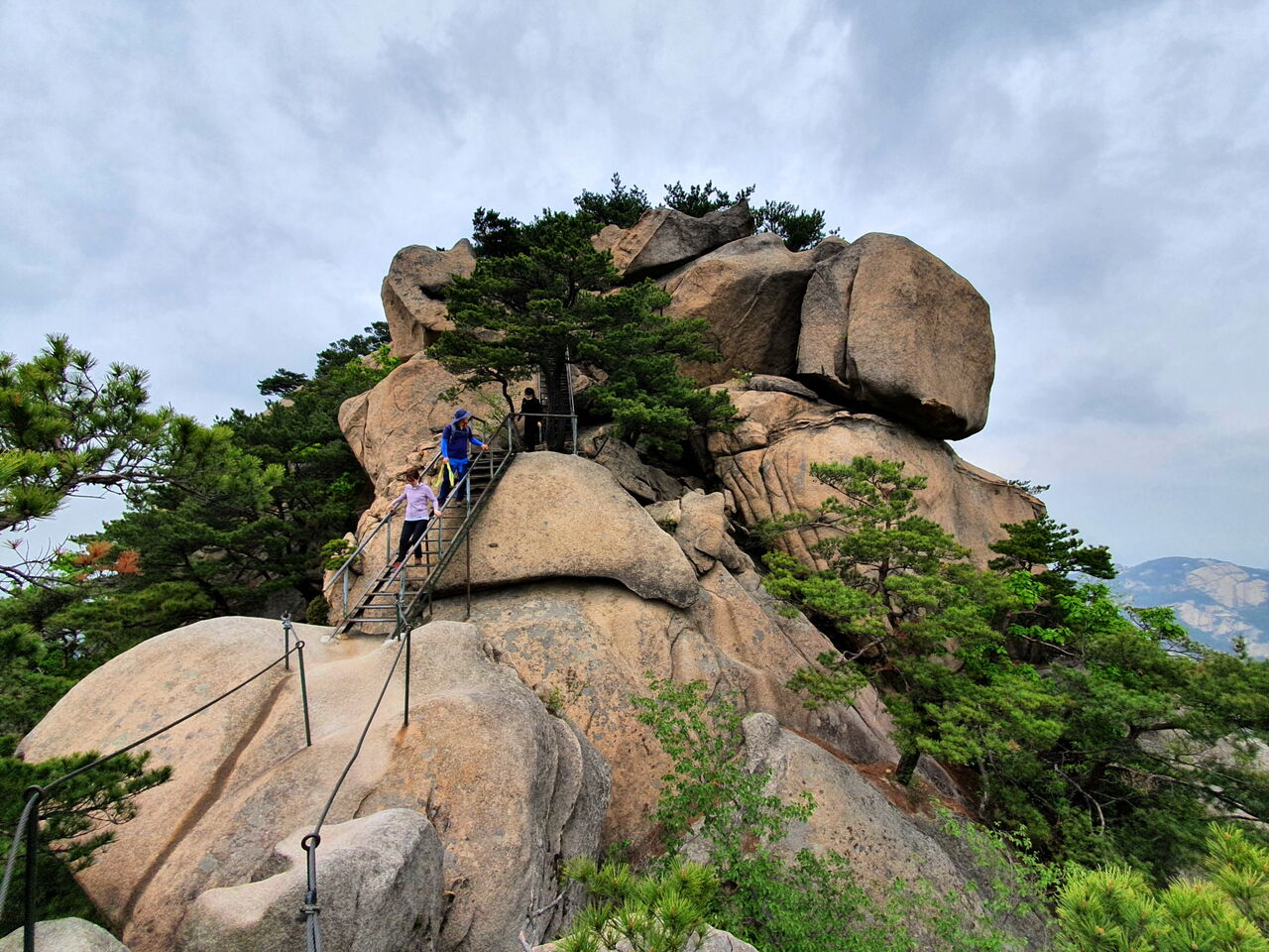 용출봉을 오르는 사람들. 그들은 중력을 거역하는 중이다.