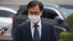 '독직폭행 혐의' 정진웅 차장검사 1심 결심 공판 출석