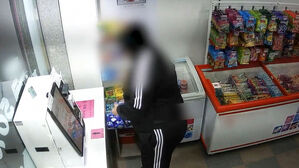 심야 무인점포 턴 남성