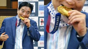 [Pick] "나였으면 울었다"&hellip;선수 금메달 허락 없이 깨문 日 시장