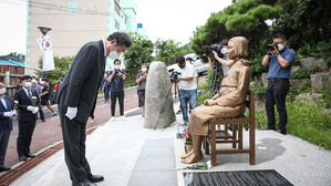 목포 소녀의 상 찾은 이낙연 민주당 대권주자 (사진=이낙연 후보 측 제공, 연합뉴스)