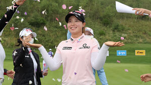 우승 축하 꽃잎 세례를 받는 임희정 (사진=KLPGA 제공, 연합뉴스)