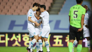고영준의 골에 기뻐하는 포항 선수들 (사진=한국프로축구연맹 제공, 연합뉴스)