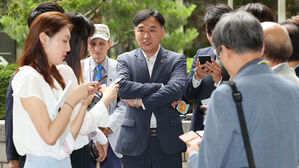 법원 "고 박원순 유족 대리인 SNS 글 일부 삭제해야"