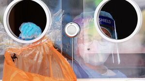 [현장] 오늘도 코로나19 최전선에서…연휴 잊은 의료진