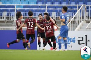 조영욱의 선제골 후 환호하는 서울 선수들. (사진=연합뉴스, 한국프로축구연맹 제공)