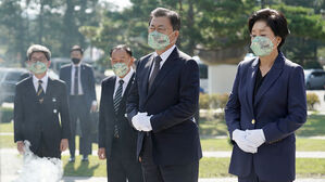 문 대통령 내외, 마린온 순직자 위령탑 참배…일부 유족 불참