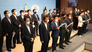 11일, 민주당 경선 결과 발표 후 기자회견하는 이낙연 캠프 의원들 (사진=국회사진기자단, 연합뉴스)