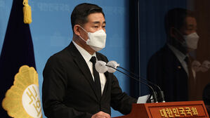 신원식 '경항모는 해군 과대망상' 발언 공식 사과