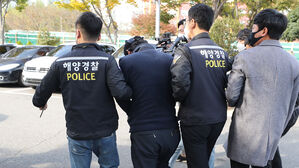 법원 나서는 요트업체 대표