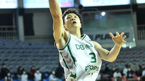 27일 KCC와 경기 도중 골밑슛을 시도하는 DB 허웅 (사진=KBL 제공, 연합뉴스)