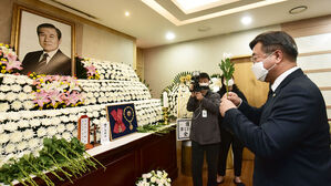 노태우 조문하는 더불어민주당 윤호중 원내대표 (사진=사진공동취재단, 연합뉴스)