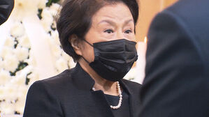 13대 대통령 빈소 찾은 전두환 부인 이순자