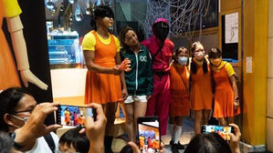 홍콩의 핼러윈 파티를 점령한 '오징어게임' (사진=홍콩 로이터, 연합뉴스)