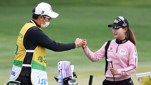 퍼트에 성공하고 캐디와 기쁨을 나누는 이소미 (사진=KLPGA 제공, 연합뉴스)