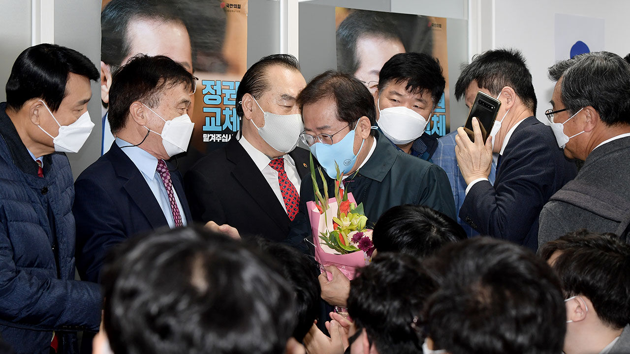 여의도 캠프 사무실에서 열린 해단식에 참석한 홍준표 후보