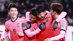 [포토] 페널티킥 성공 순간!…황희찬 얼싸안은 동료들