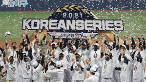 [포토] KT, 마법 같던 창단 첫 우승!…환호하는 선수들