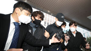 중부경찰서 들어서는 '데이트폭력 신변보호' 전 여자친구 살해 남성