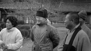 1988년 11월 23일 백담사에서 전두환 전 대통령 내외가 경내를 둘러보며 스님의 설명을 듣고 있는 모습