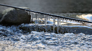 [포토] 갑작스러운 영하권 추위…고드름 등장한 청계천