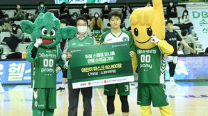 원창묵 원주시장(왼쪽)과 원주 DB 허웅 (사진=원주 DB 제공, 연합뉴스)