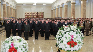 17일 김정일 참배하는 김정은 북한 국무위원장과 간부들 (사진=평양 조선중앙통신, 연합뉴스)