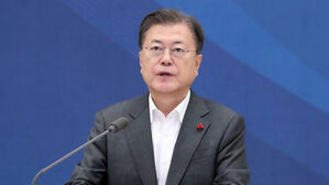 문 대통령 "방역 강화 짧고 굵게…일상 회복 · 부동산 안정 전력"