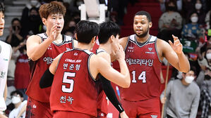 오세근, 오마리 스펠맨 등 인삼공사 선수들 (사진=KBL 제공, 연합뉴스)