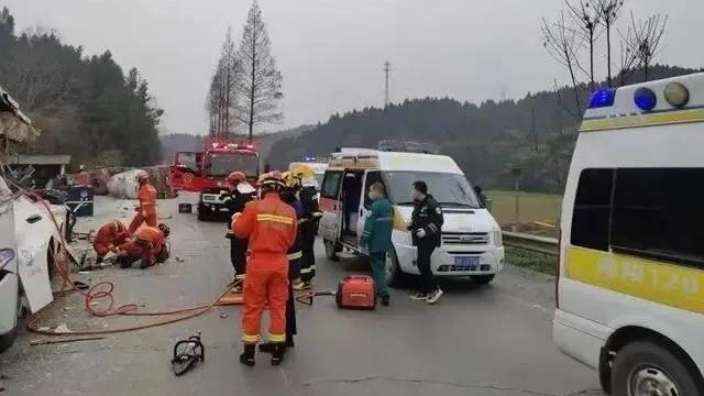 쓰촨성 트레일러 사고 현장 (사진=바이두 캡처, 연합뉴스)