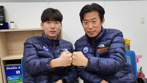 정재원(왼쪽), 제갈성렬 의정부시청 감독 (사진=의정부시청 빙상팀 제공, 연합뉴스)