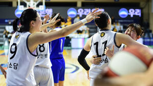 승리에 기뻐하는 KB 선수들 (사진=WKBL 제공, 연합뉴스)