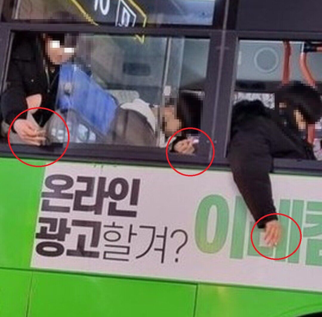 버스 안 청소년 흡연 (사진=에펨코리아 온라인 커뮤니티 캡쳐)