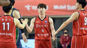 하이파이브 하는 한국가스공사 김낙현(가운데) (사진=KBL 제공, 연합뉴스)