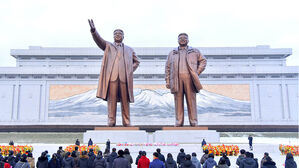 김일성 &middot; 김정일 동상에 헌화하는 북한 주민들