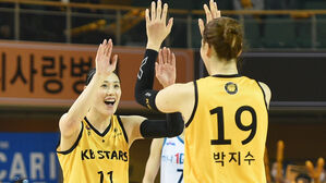 청주 KB 강이슬(왼쪽)-박지수 (사진=WKBL 제공, 연합뉴스)