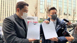 25일 가세연 강용석(왼쪽) 변호사, 김세의 전 기자 소환조사