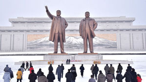 설 맞아 김일성&middot;김정일 동상에 헌화하는 북한 주민들 (사진=조선중앙통신, 연합뉴스)
