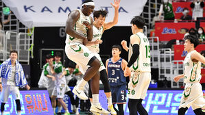 환호하는 조니 오브라이언트와 허웅 (사진=KBL 제공, 연합뉴스)